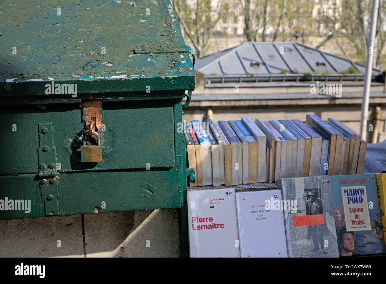 Frankreich, Region Ile-de-France, 5. Arrondissement, Quai de Montebello, eine Bouquiniste-Box mit Vorhängeschloss (Gebrauchtbuchhändler) 21. März 2024 Stockfoto