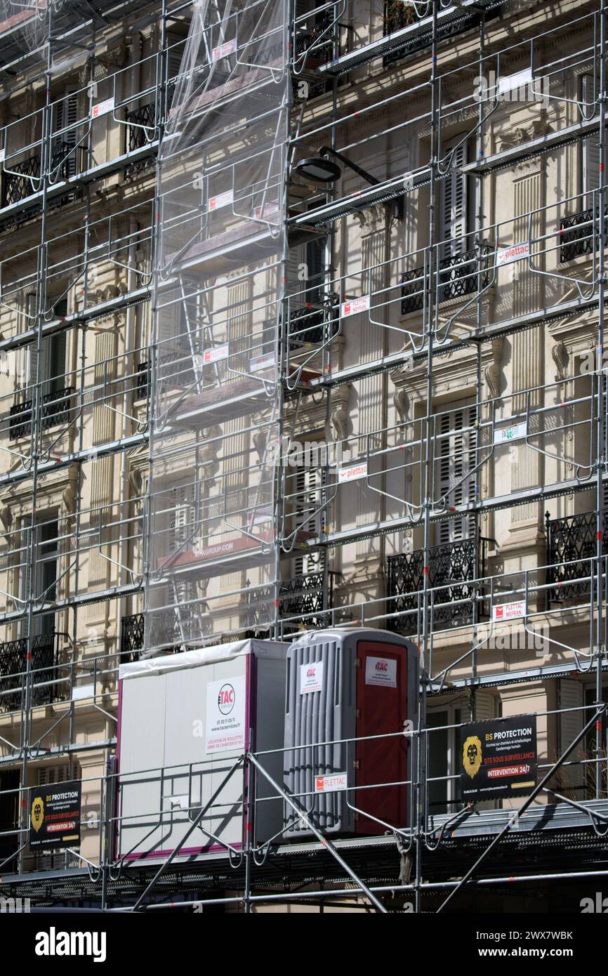 Frankreich, Region Ile-de-France, 5. Arrondissement, Rue Saint-Jacques, Restaurierungsarbeiten, Fassade mit Gerüst. 21. März 2024 Stockfoto