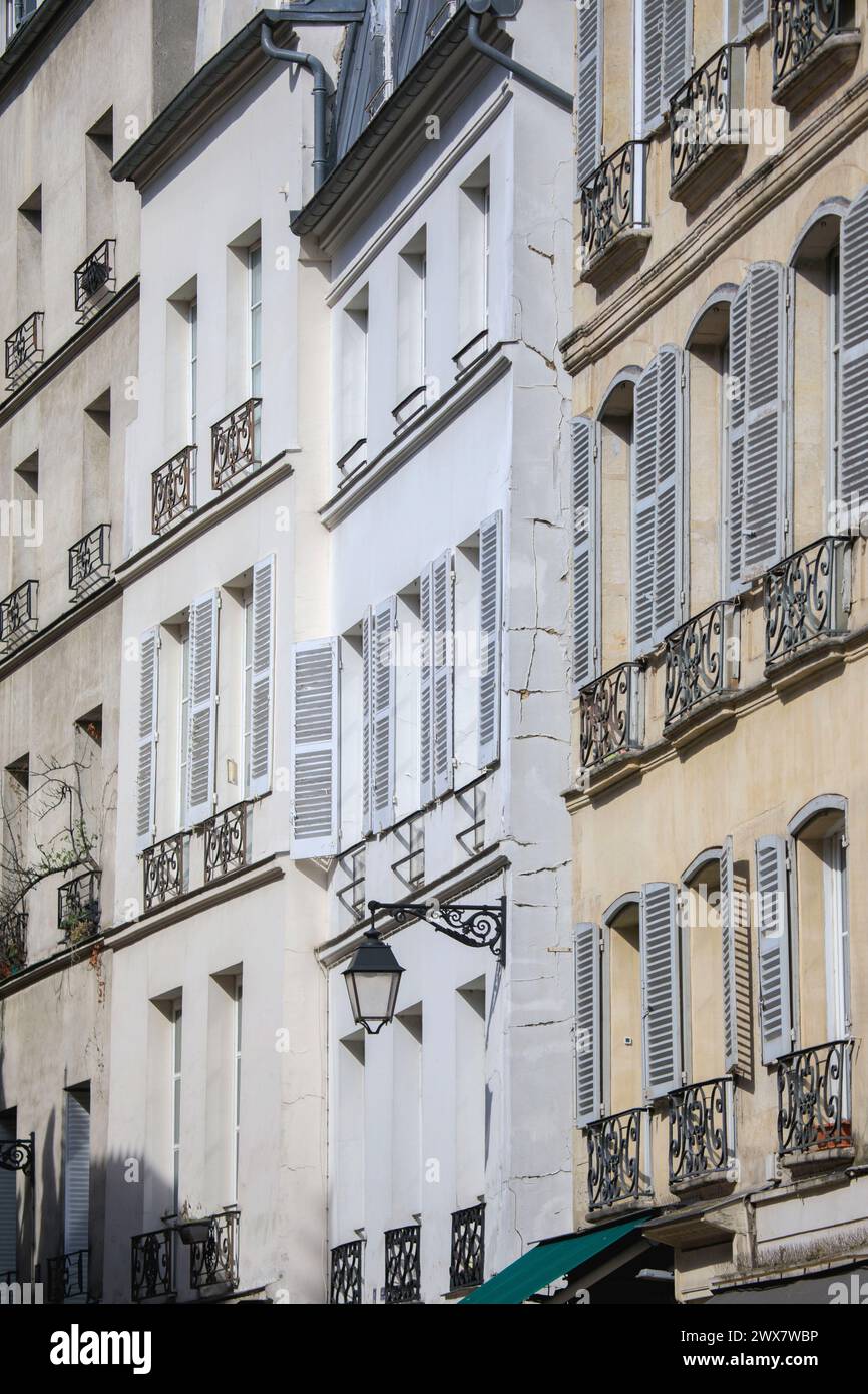 Frankreich, Region Ile-de-France, 5. Arrondissement, Rue Saint-Séverin, architektonische Details eines Gebäudes. 21. März 2025 Stockfoto