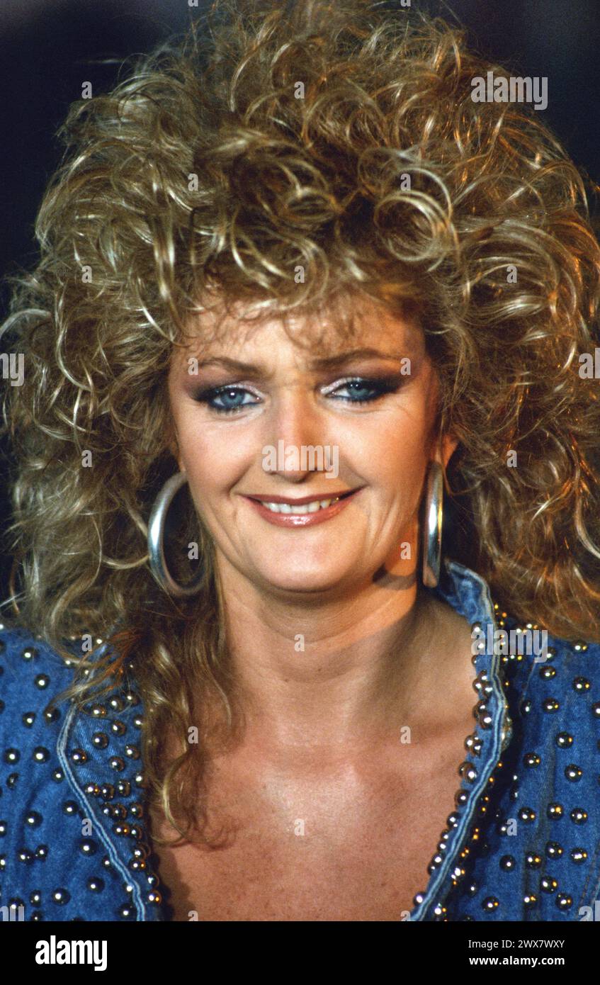 Die britische Sängerin Bonnie Tyler am Set der TV-Show „Toutes folles de lui“ von Christophe Dechavanne im Jahr 1986. Stockfoto