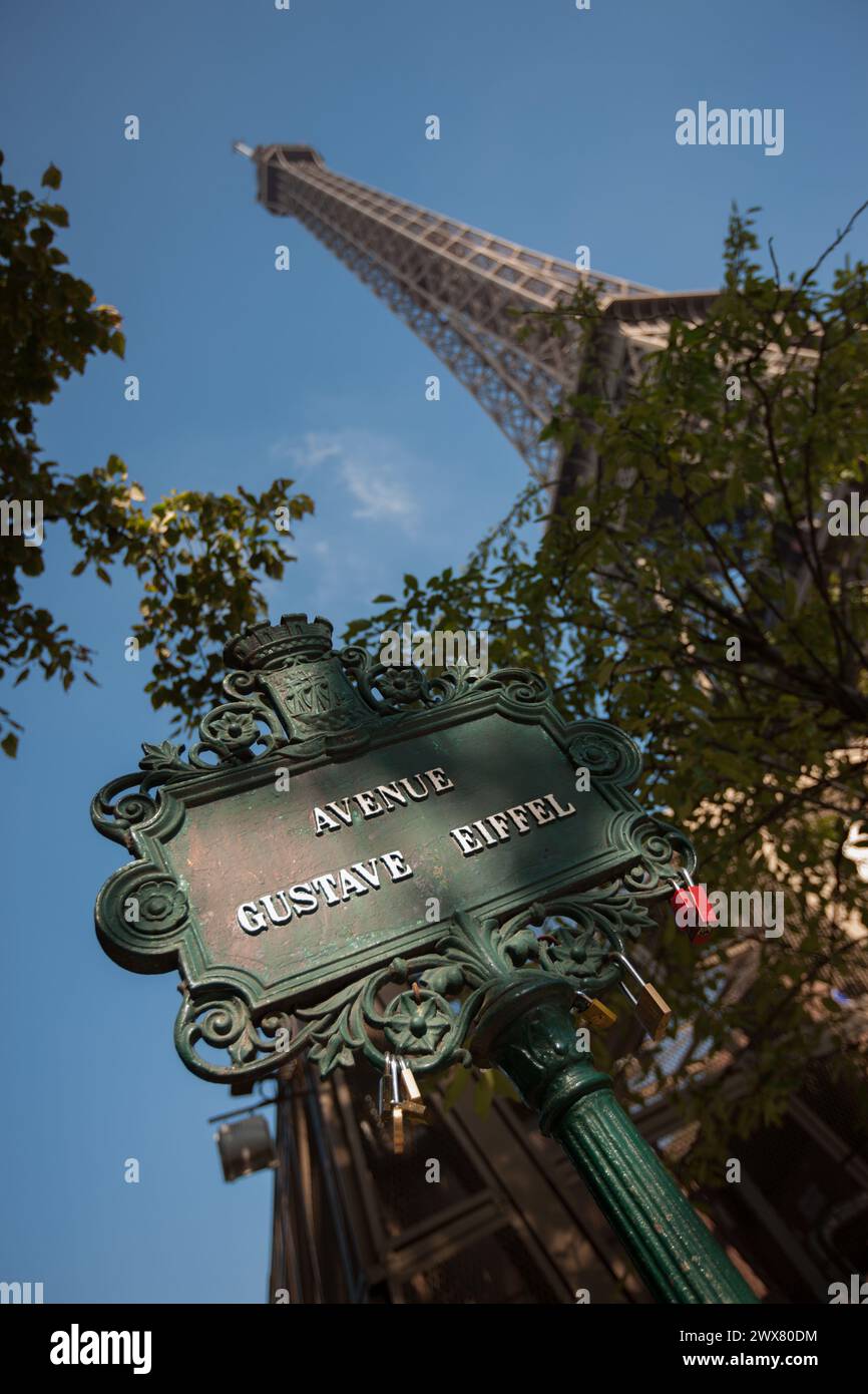 Paris, Eiffelturm, avenue Gustave Eiffel, Straße Plakette mit Liebe Vorhängeschlösser eingehängt Stockfoto