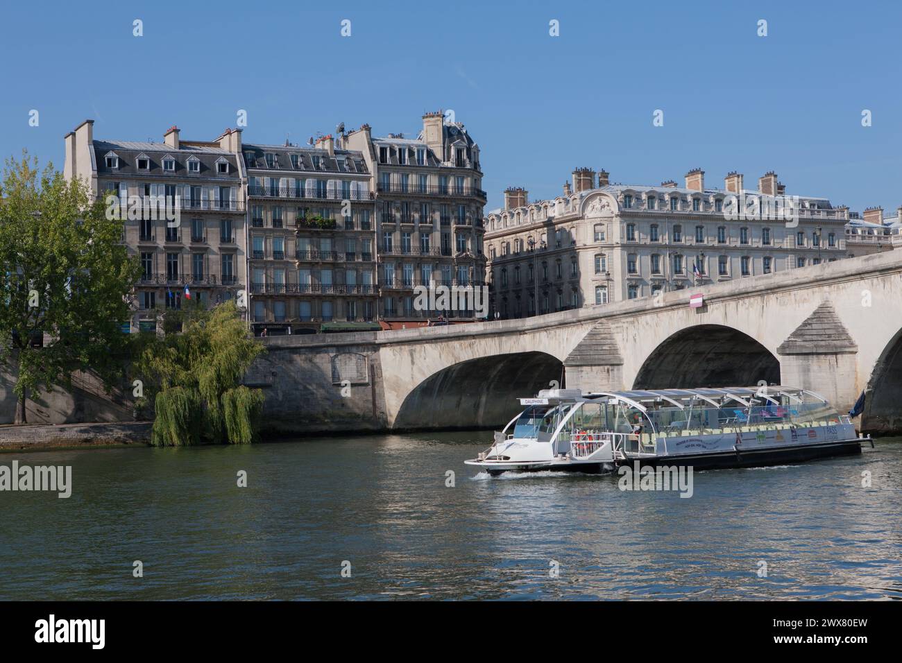 Pariser Arrondissement, Rue Francois Mitterrand (Quai des Tuileries) Seine Ufer, Pier des Batobus, Stockfoto