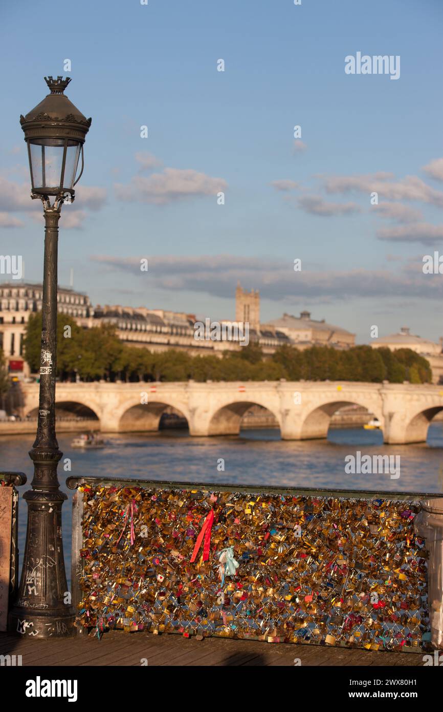 Frankreich, Ile de France, Paris, im 1. arrondissement, Pont des Arts, liebe Vorhängeschlösser auf die Roste, angeschlossen ist, Stockfoto