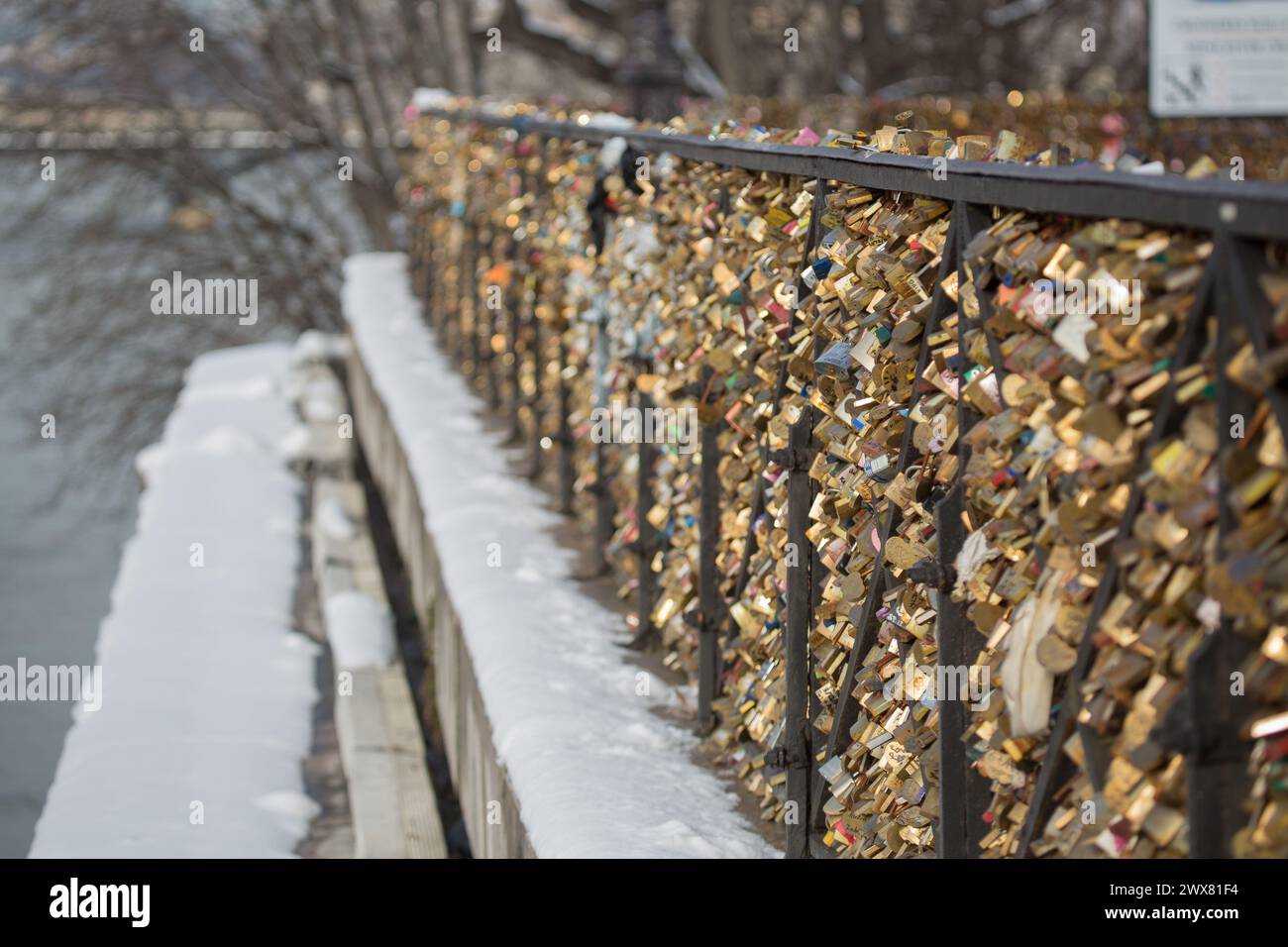 Frankreich, Region Île de France, 6. Arrondissement Paris, Pont Neuf, Love-Vorhängeschlösser auf Zäunen, Stockfoto