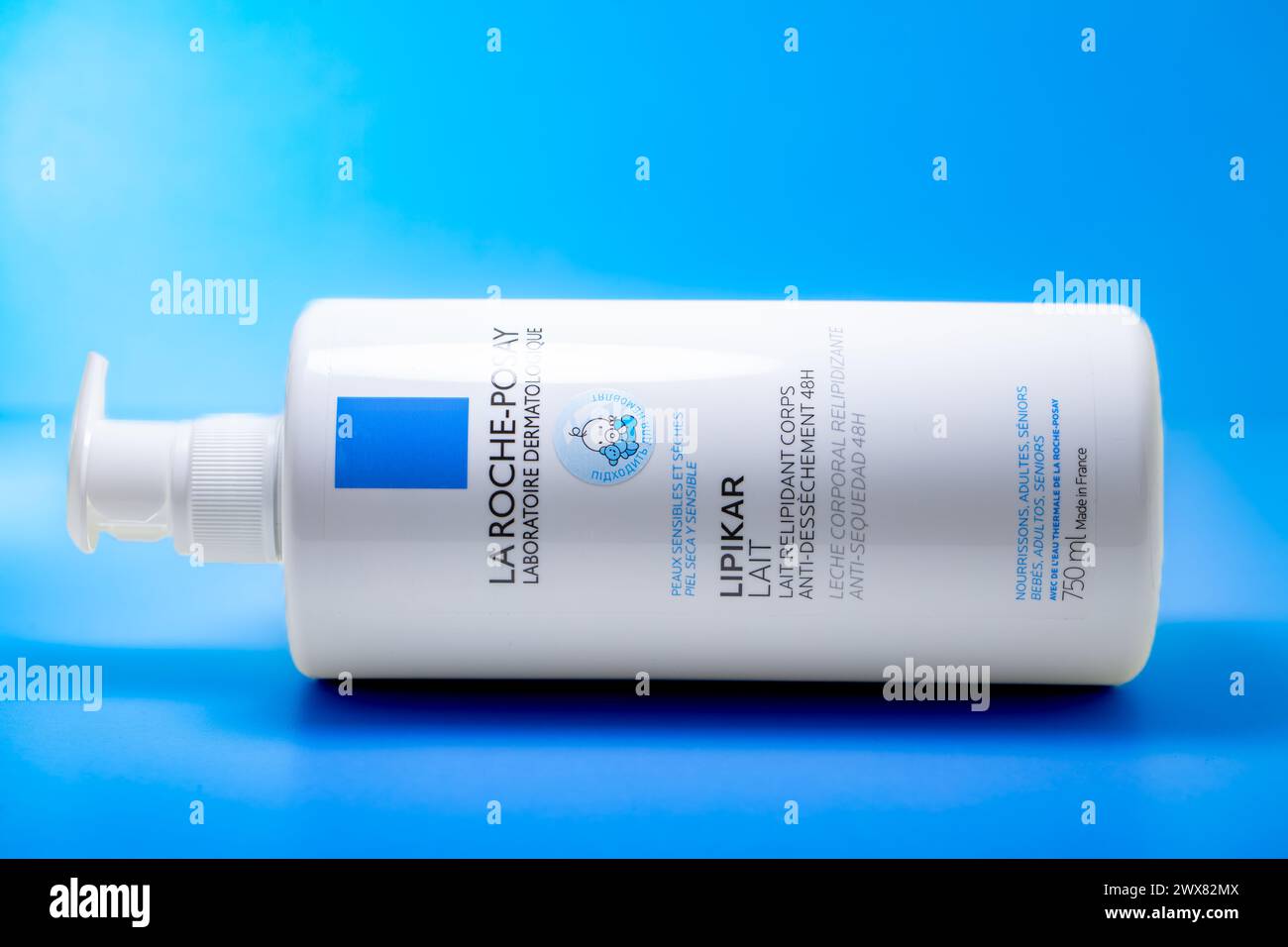 Paris, Frankreich - 18. Oktober 2023: La Roche-Posay Körperpflege Lipikar Lait Lotion für Designzwecke Stockfoto