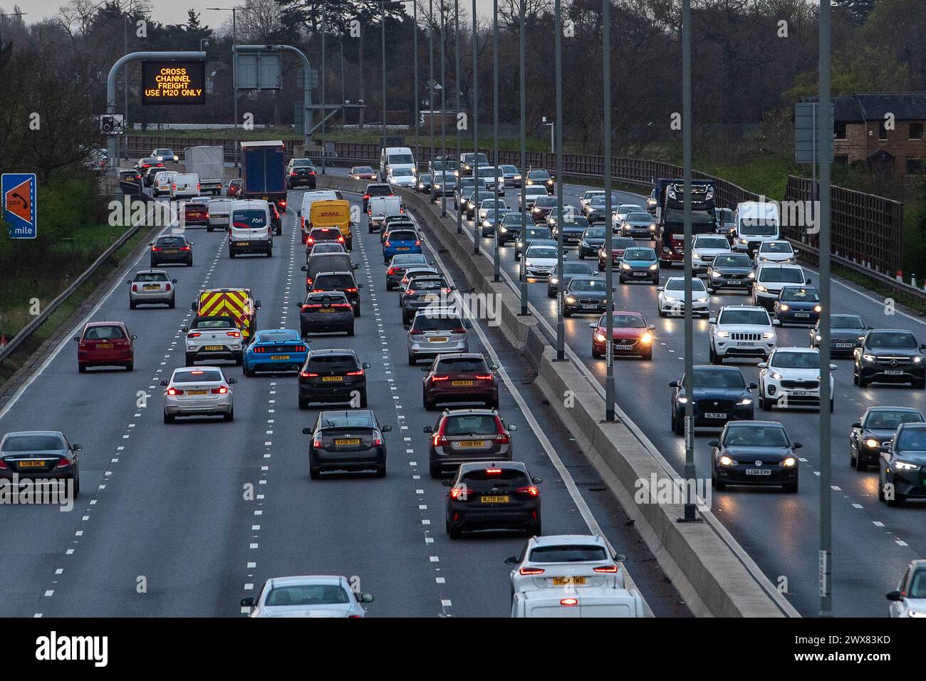 Datchet, Berkshire, Großbritannien. März 2024. Die Rush Hour begann heute Abend früh auf der M4 Smart Motorway in Datchet, Berkshire. Es wird erwartet, dass die Autobahnen über das Ostermontag-Wochenende sehr voll werden, da die Schulen abbrechen und die Leute in den Urlaub fahren. Ein Schild an der Gantry weist Cross Channel Freight darauf hin, nur den M20 zu verwenden. Quelle: Maureen McLean/Alamy Live News Stockfoto