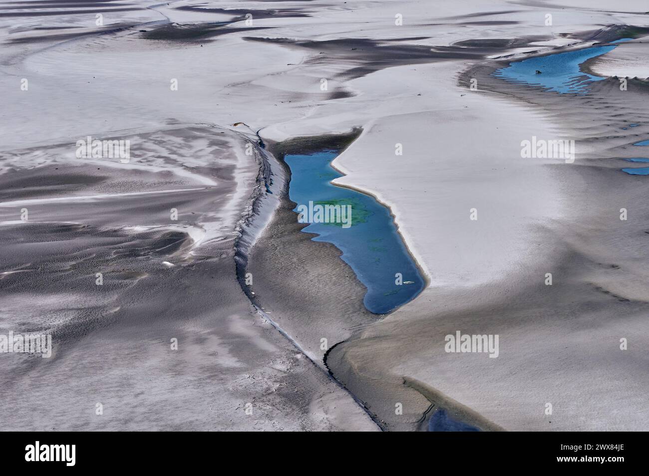 Kleine Seen, die durch Wasser gebildet werden, das in Flusssanden eingeschlossen ist Stockfoto