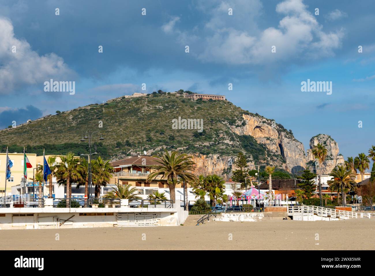 Blick auf den Sandstrand von Terracina, Tyrrhenische Meeresbucht, alte italienische Stadt in der Provinz Latina im Winter, Italien Stockfoto