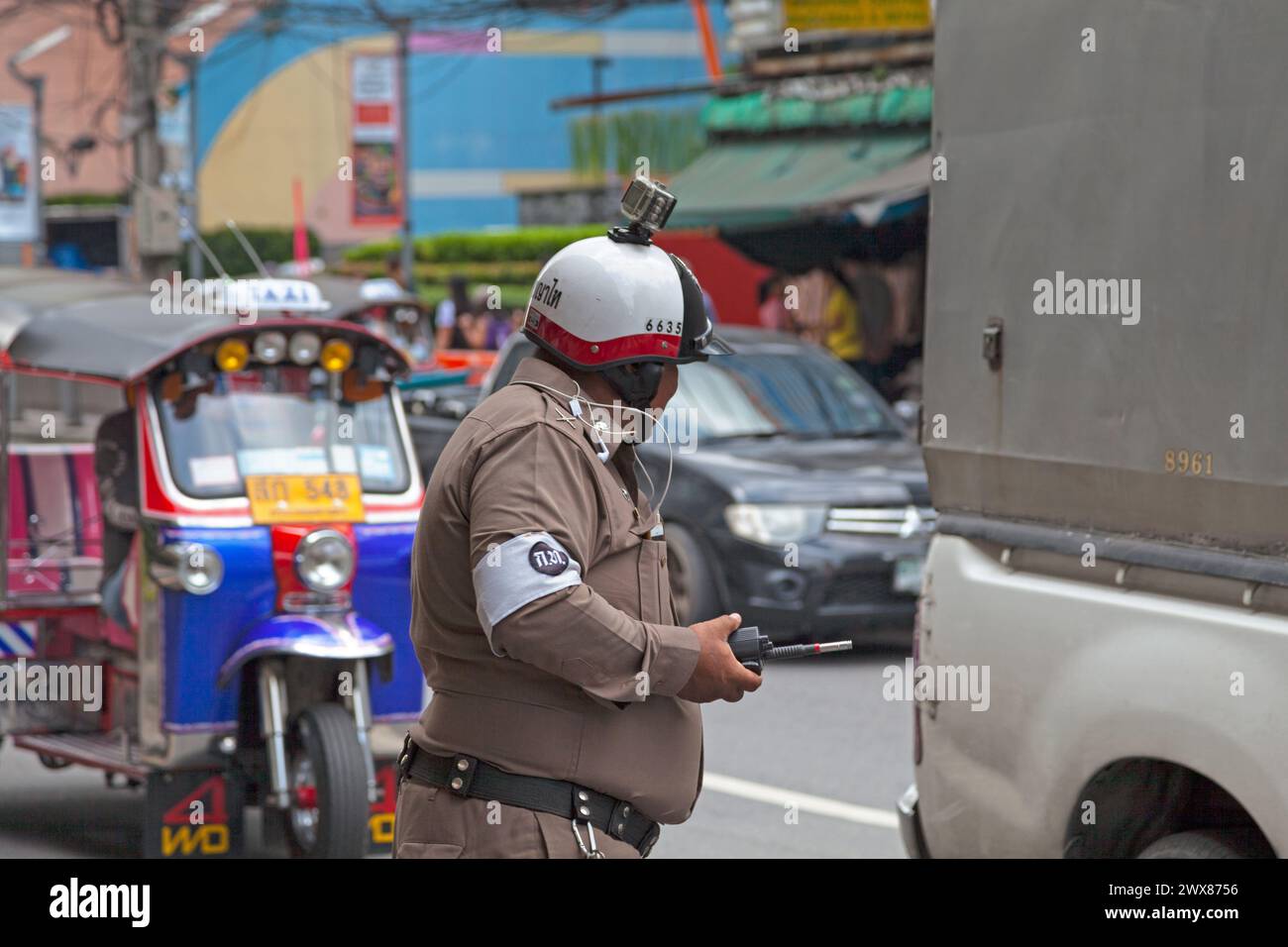 Bangkok, Thailand - 17. September 2018: Polizeibeamter, der mit einer Kamera auf seinem Helm den Verkehr macht, um sich nicht mit den Fahrern vertraut zu machen. Stockfoto