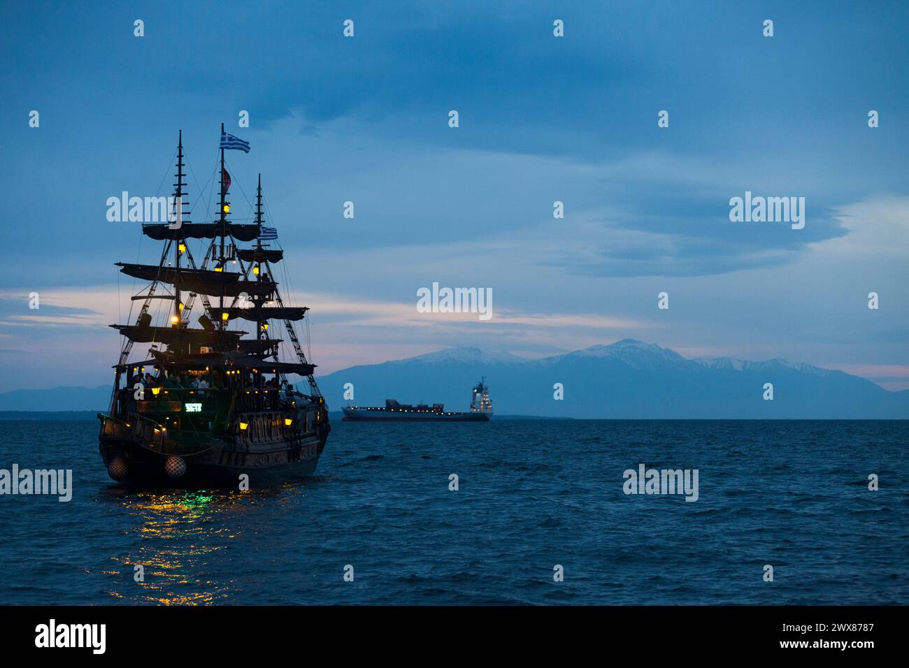 Thessaloniki, Griechenland - 03. Mai 2019: Altmodisches Touristenboot auf der Ägäis in Richtung Olymp. Stockfoto
