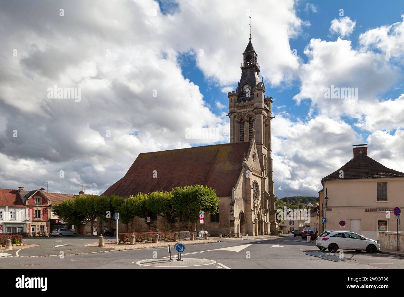 Viarmes, Frankreich - 4. Oktober 2020: Die Kirche Saint-Pierre-Saint-Paul ist eine katholische Pfarrkirche im Stadtzentrum in der Nähe des Rathauses. Stockfoto