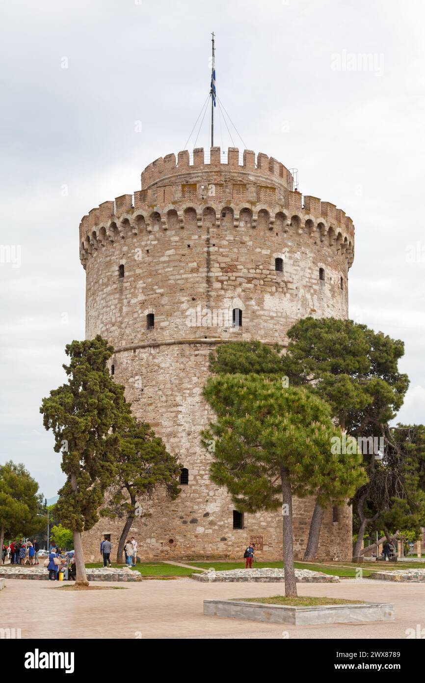 Thessaloniki, Griechenland – 03. Mai 2019: Der Weiße Turm von Thessaloniki (griechisch Λευκός Πύργος Lefkós Pýrgos) ist eine osmanische Festung und ehemaliges Gefängnis auf der Insel Stockfoto