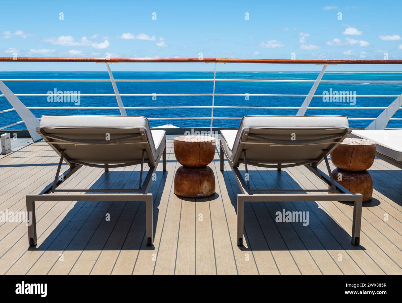 Sonnenliegen an Deck des Kreuzfahrtschiffs. Stockfoto