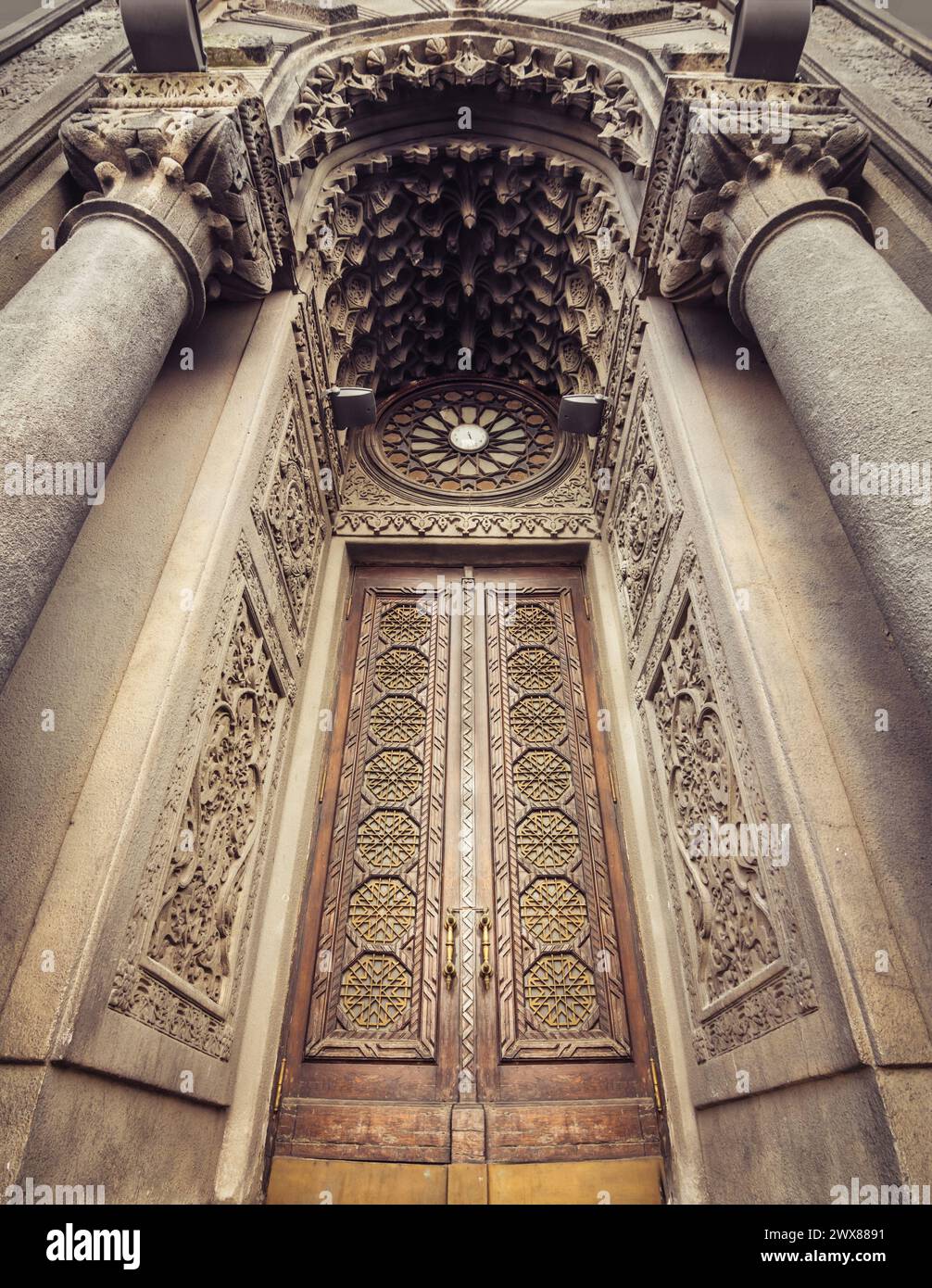 Das Eingangstor von Karaite Kenesa (Synagoge). Symmetrisches Weitwinkelbild hoher Holztüren des alten religiösen Gebäudes. Stockfoto