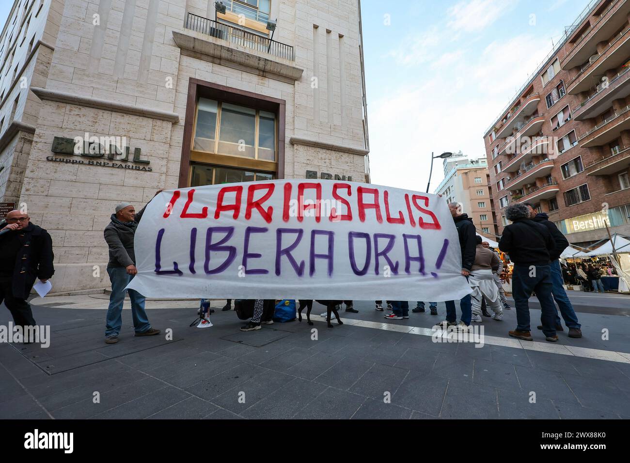 Neapel, Italien, 28. März 2024. Menschen mit einem Banner während der Demonstration, um die Freilassung von Ilaria Salis, der 39-jährigen Italienerin aus Mailand, zu fordern, die 13 Monate in Ungarn inhaftiert war, weil sie Rechtsextremisten angegriffen hatte. Stockfoto