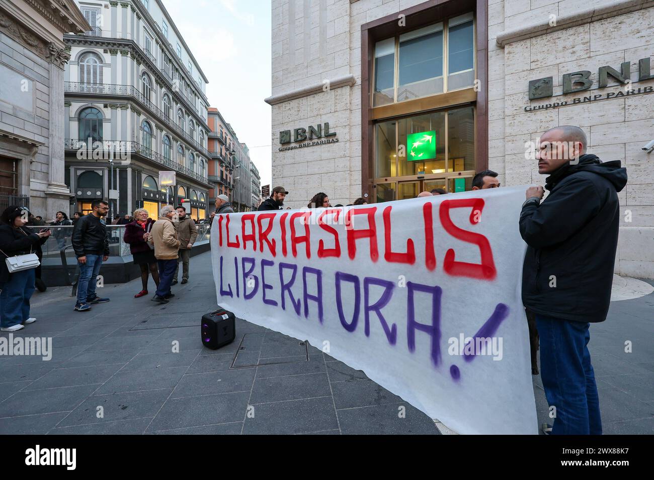 Neapel, Italien, 28. März 2024. Menschen mit einem Banner während der Demonstration, um die Freilassung von Ilaria Salis, der 39-jährigen Italienerin aus Mailand, zu fordern, die 13 Monate in Ungarn inhaftiert war, weil sie Rechtsextremisten angegriffen hatte. Stockfoto