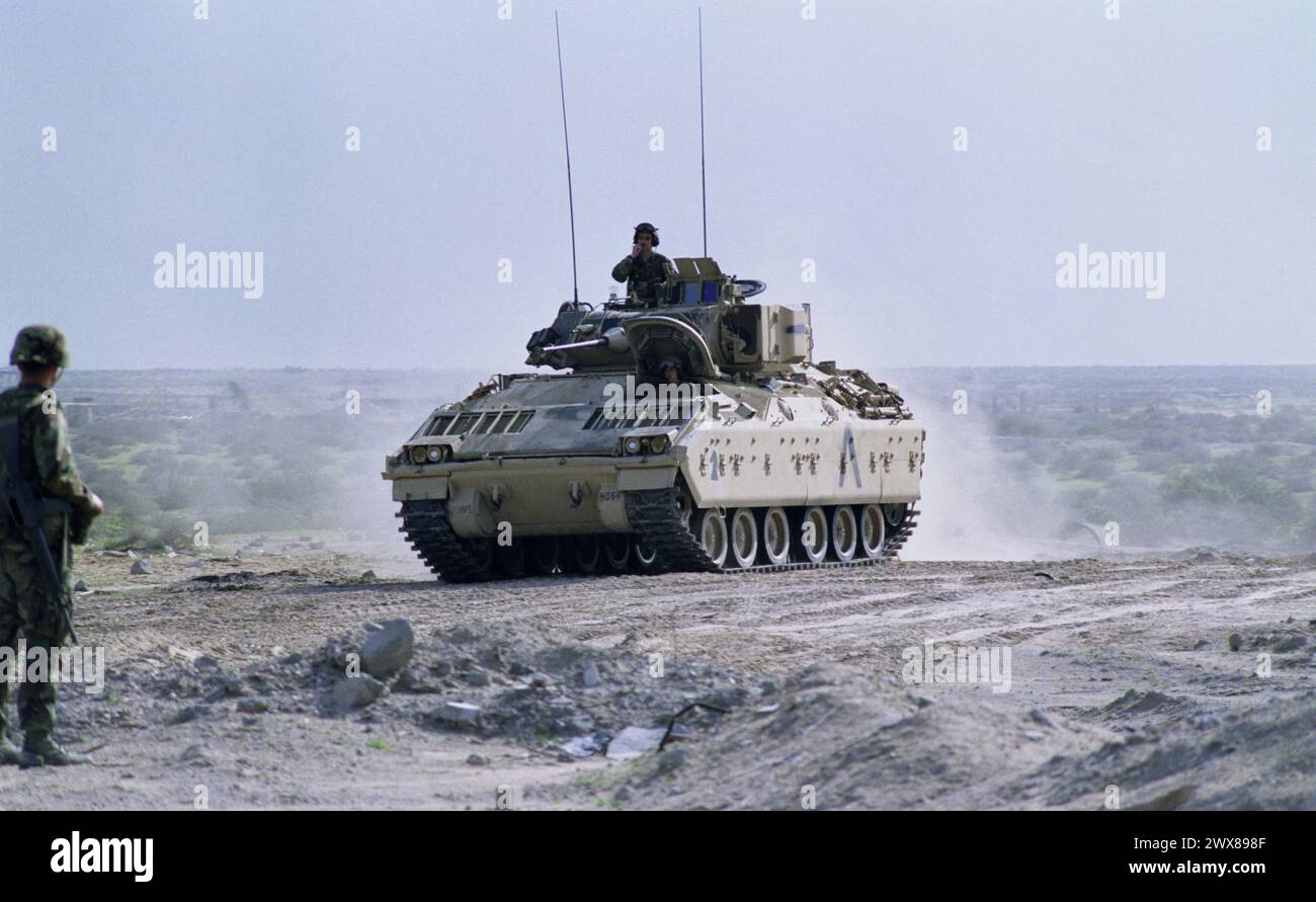 25. März 1991 Ein Kampffahrzeug der US-Armee Bradley der 5. Panzerdivision im Norden Kuwaits. Stockfoto