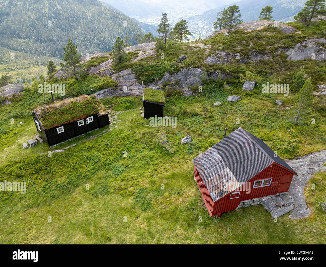 Typischer Ferienort mit Wald in den Bergen Norwegens Stockfoto