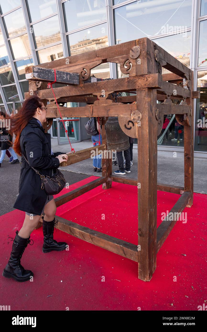 Italien Piemont Turin Festival Dell'oriente 2024 - Glocke mit hölzernem Streiker Stockfoto