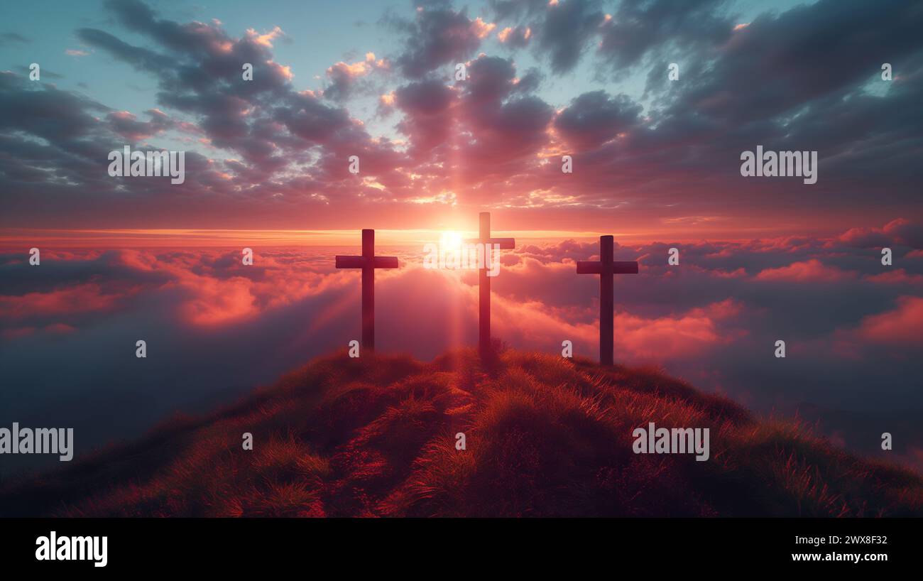 Drei Kreuze auf einem Hügel bei Sonnenuntergang mit Wolken auf blauem Himmel. Ostern, Auferstehung, neues Leben, Erlösungskonzept. Stockfoto