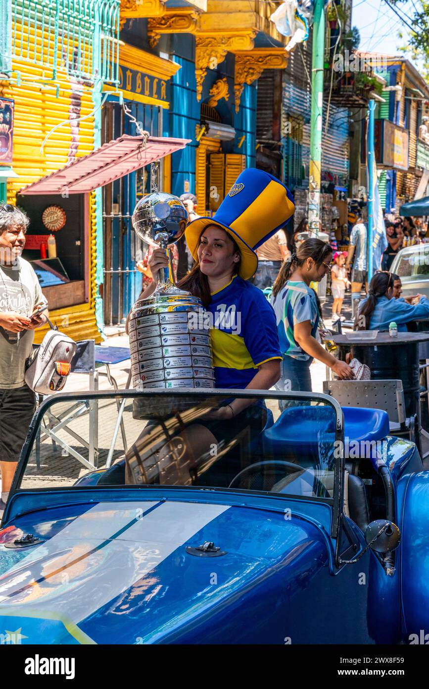 Ein weiblicher Fan von Boca Juniors lässt ihr Foto mit Einer Replik der Copa Libertadores Trophäe vor dem Bombonera Stadium in Buenos Aires, Argentinien, aufnehmen Stockfoto