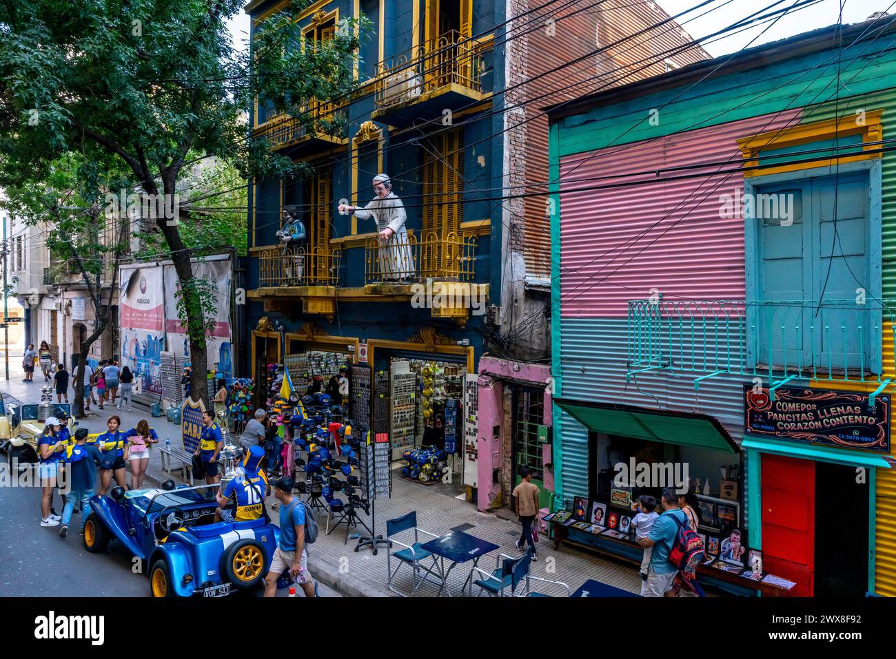 Farbenfrohe Gebäude Vor Dem Fußballstadion La Bombonera, Viertel La Boca, Buenos Aires, Argentinien. Stockfoto