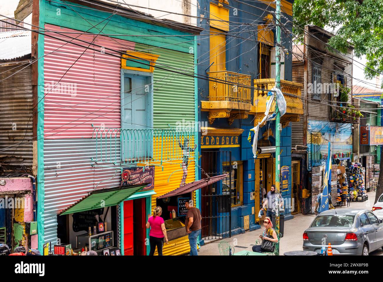 Farbenfrohe Gebäude Vor Dem Fußballstadion La Bombonera, Viertel La Boca, Buenos Aires, Argentinien. Stockfoto