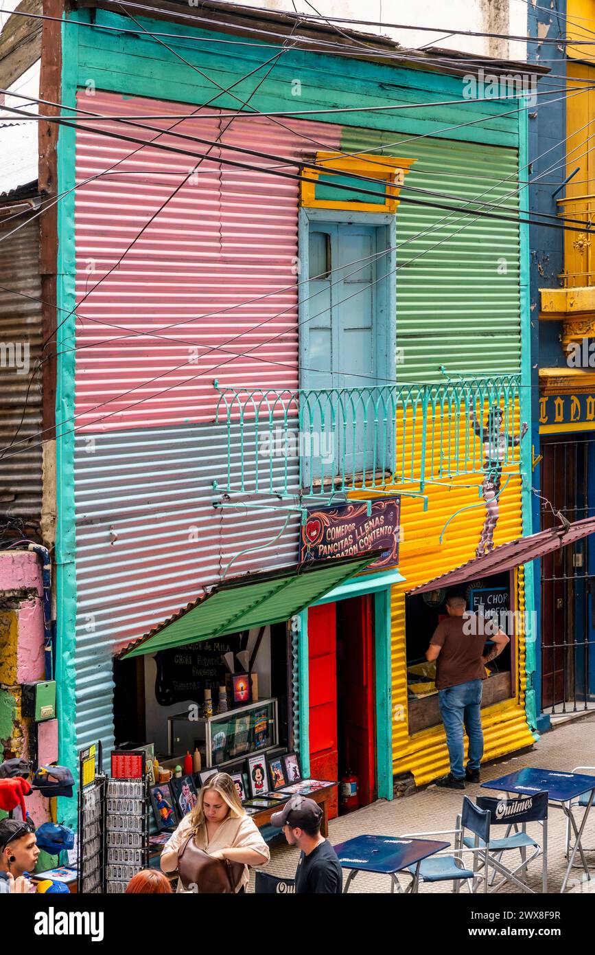Farbenfrohe Gebäude Vor Dem Fußballstadion La Bombonera, Viertel La Boca, Buenos Aires, Argentinien. Stockfoto