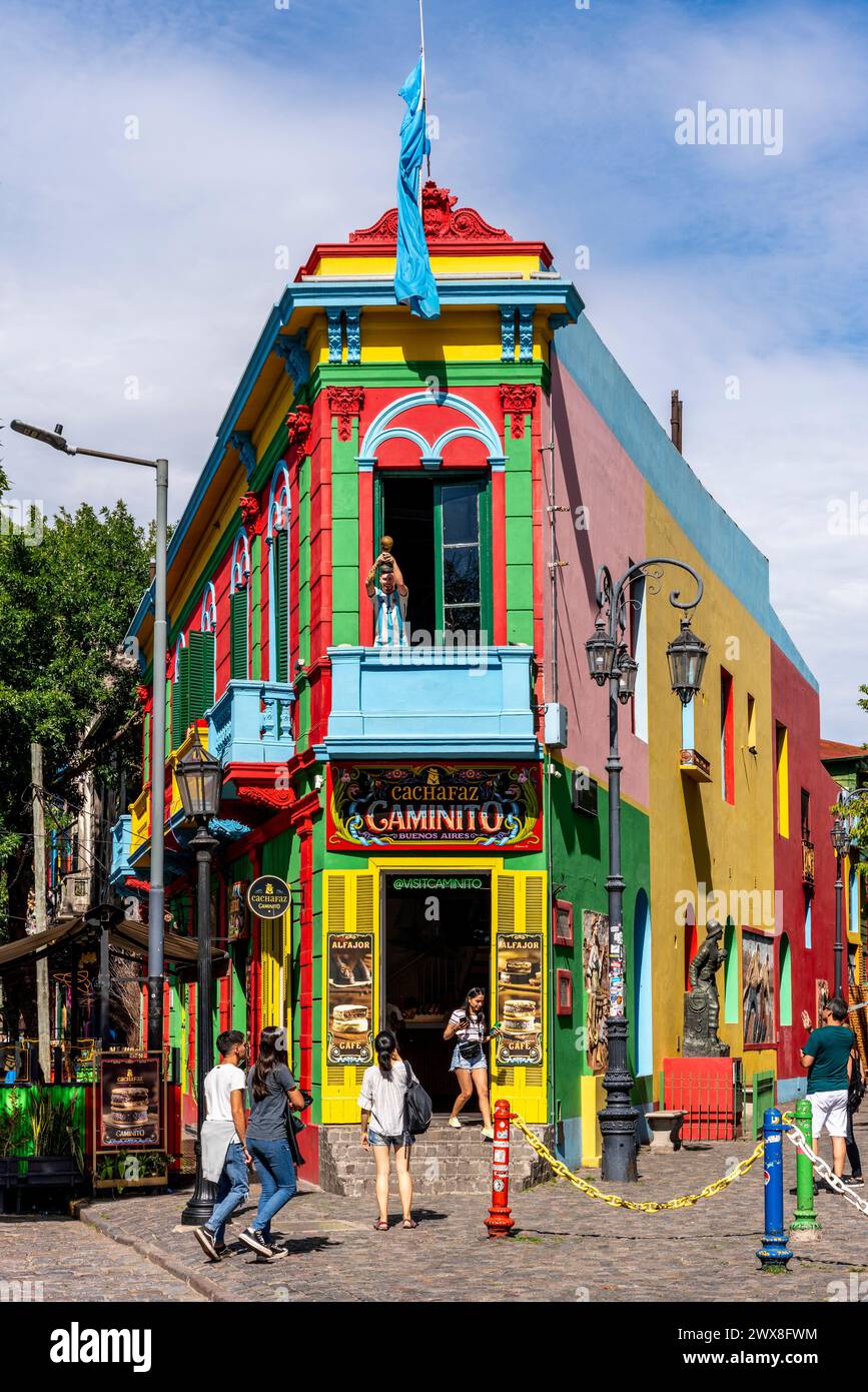 Touristen vor Einem farbenfrohen Gebäude im Viertel La Boca in Buenos Aires, Argentinien. Stockfoto