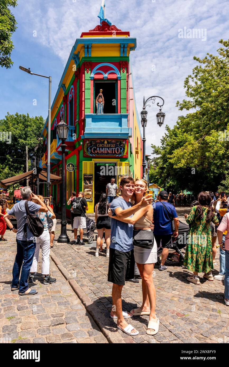 Ein Paar posiert für Ein Foto vor Einem farbenfrohen Gebäude im La Boca District in Buenos Aires, Argentinien. Stockfoto