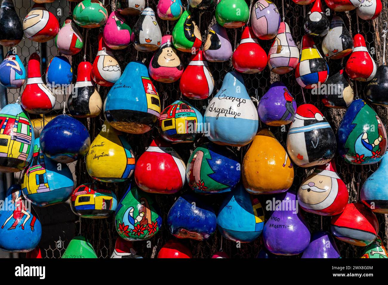 Farbenfrohe Souvenirs zum Verkauf im La Boca Viertel von Buenos Aires, Argentinien. Stockfoto