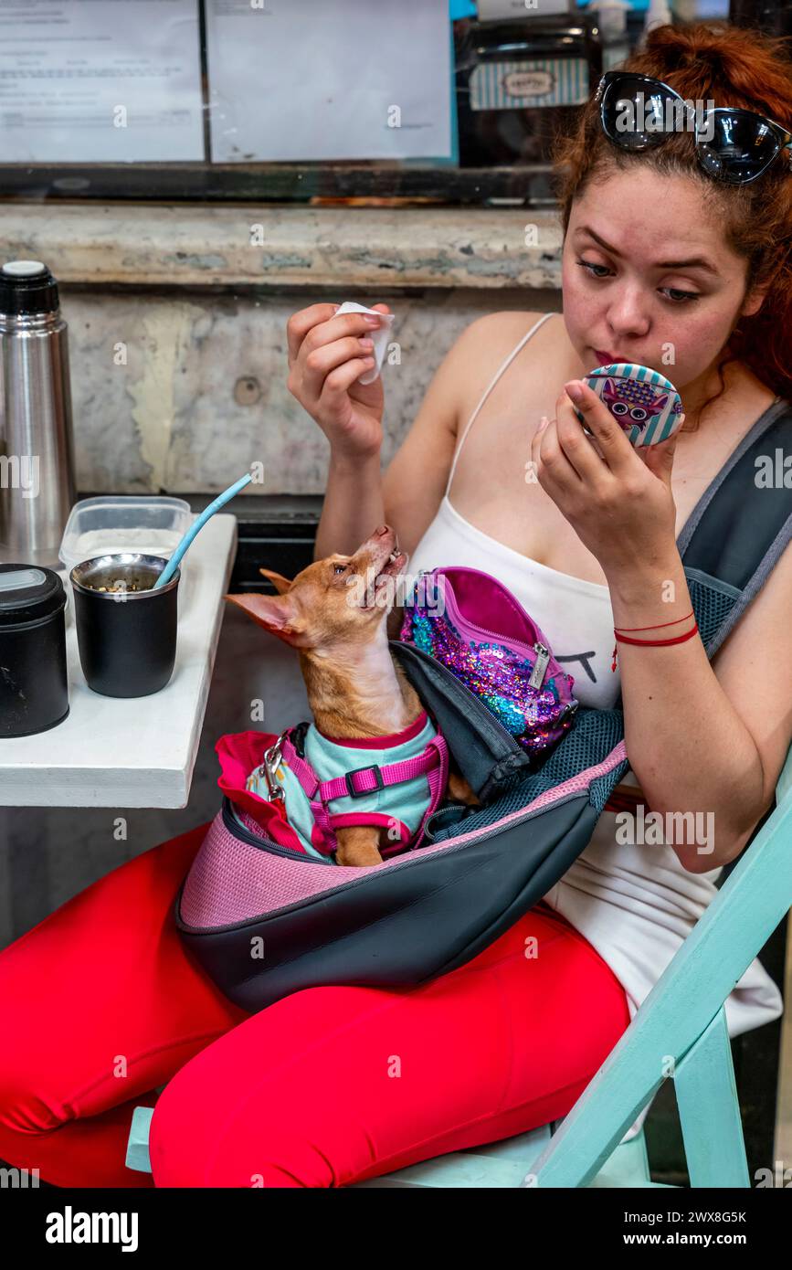 Eine junge Frau und ihr Hund im Mercado de San Telmo, Buenos Aires, Argentinien. Stockfoto Eine junge Frau und ihr Hund im Mercado de San Telmo, Buenos Aires, Argentinien. Stockfoto