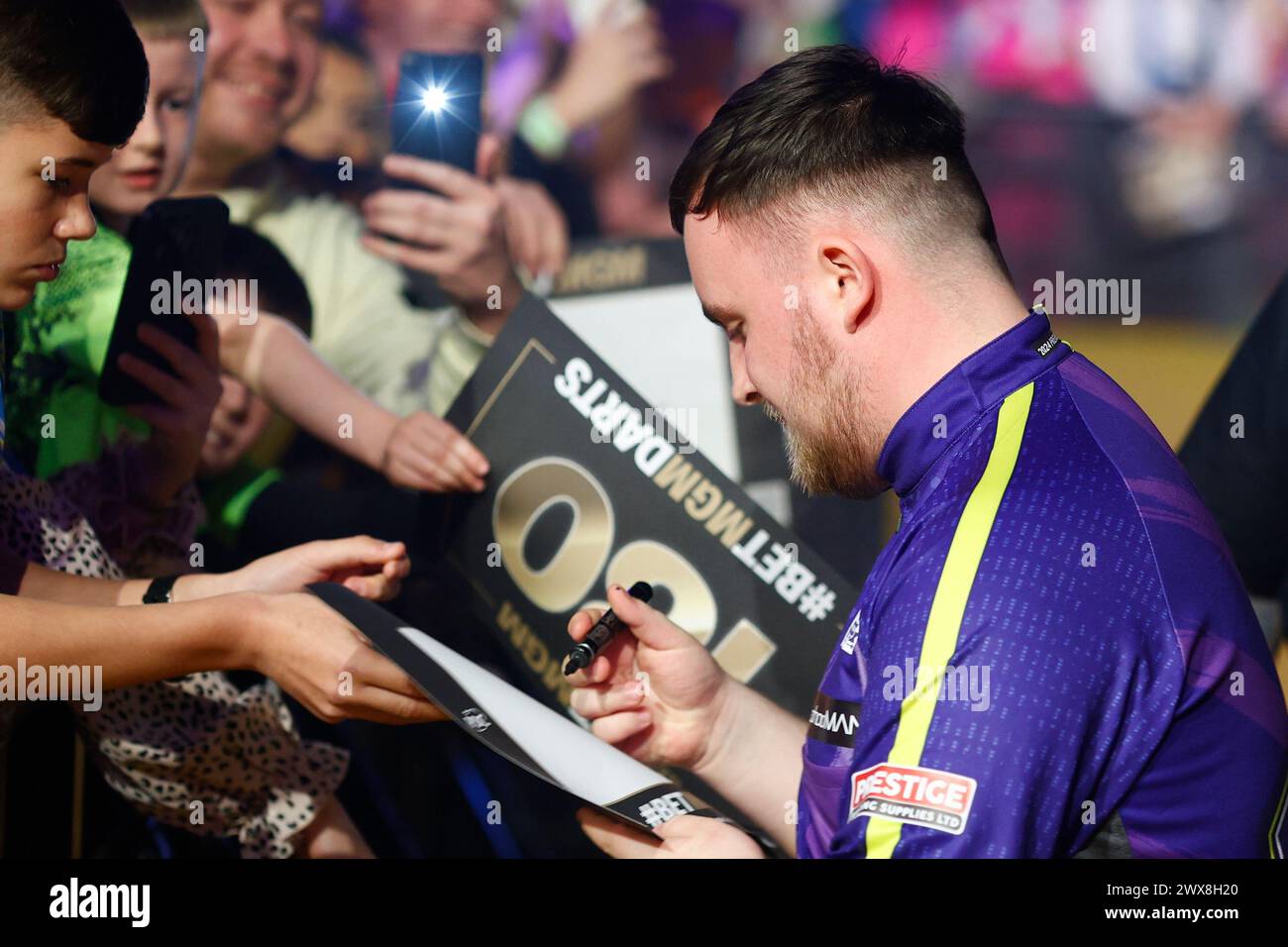 SSE Arena, Belfast, Nordirland. März 2024. 2024 PDC Premier League Darts Belfast Night 9; Luke Litter begrüßt Fans während des Walk on Credit: Action Plus Sports/Alamy Live News Stockfoto