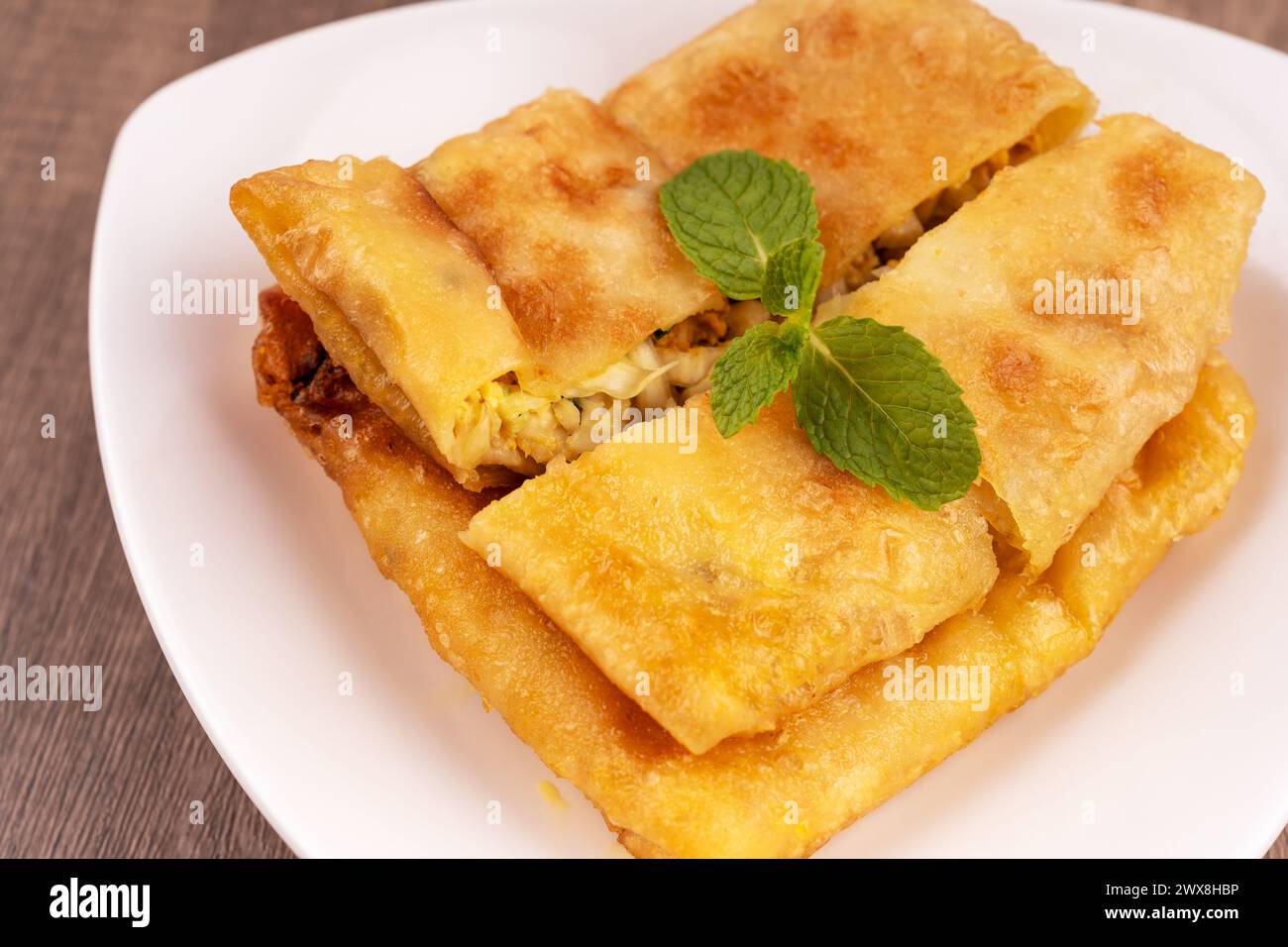 Eier Murtabak oder Marttabak Jawa Gemüse gefüllte Pfannkuchen Stockfoto