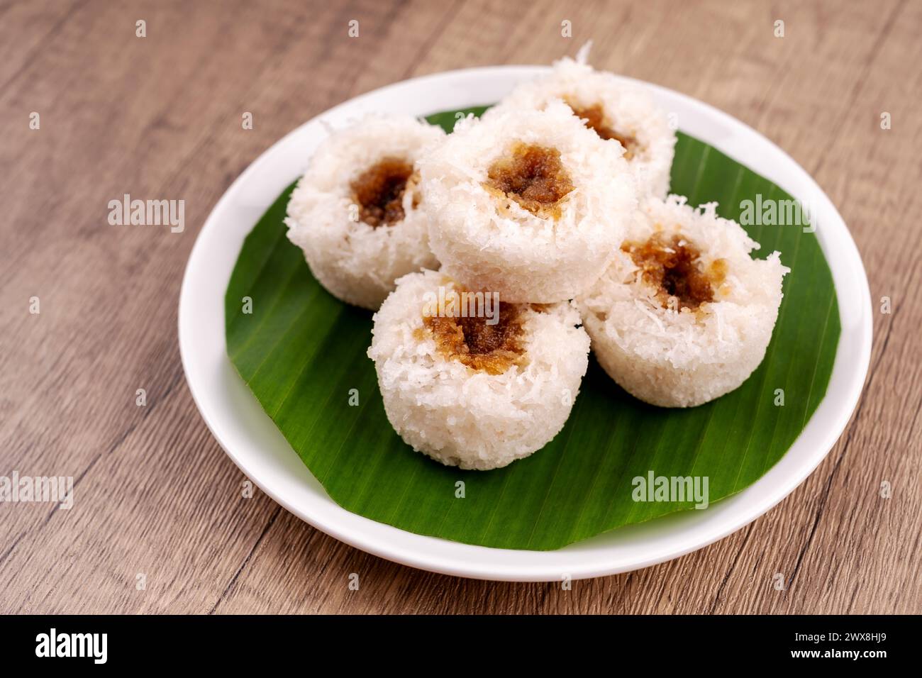 Putu bambu oder gedämpfter Reismehlkuchen mit geriebener Kokos- und Palmzuckerfüllung Stockfoto