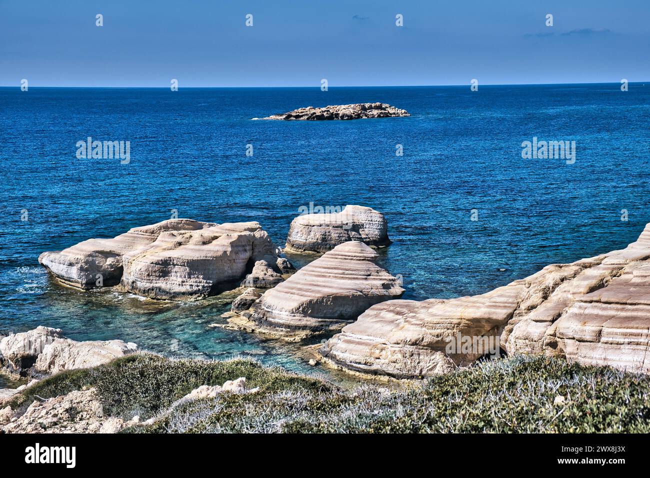 Markant geschichtete Kalksteinfelsen an der Küste der Coral Bay, Pegeia (Peyia), Paphos District, Zypern Stockfoto