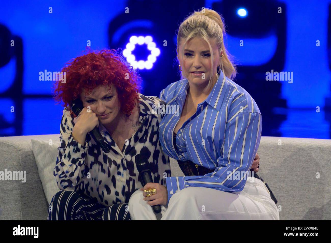 V.l. Lucy Diakovska, emotionales Gespräch auch auf der Couch, Beatrice Egli, Beatrice Egli Show, TV, Aufnahme, Berlin Adlershof, Sendedatum 6,0 Stockfoto