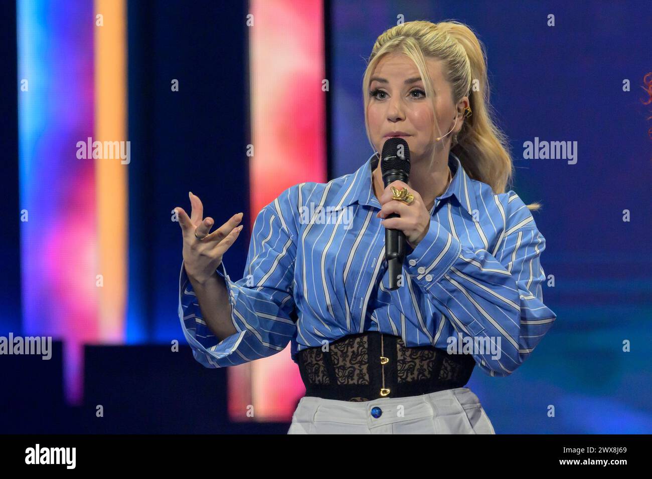 Beatrice Egli, präsentieren, Beatrice Egli Show, TV, Aufnahme, Berlin Adlershof, Sendedatum 6.04.24, auf SWR, MDR, NDR, ARD, Mediathek, 27.03. Stockfoto
