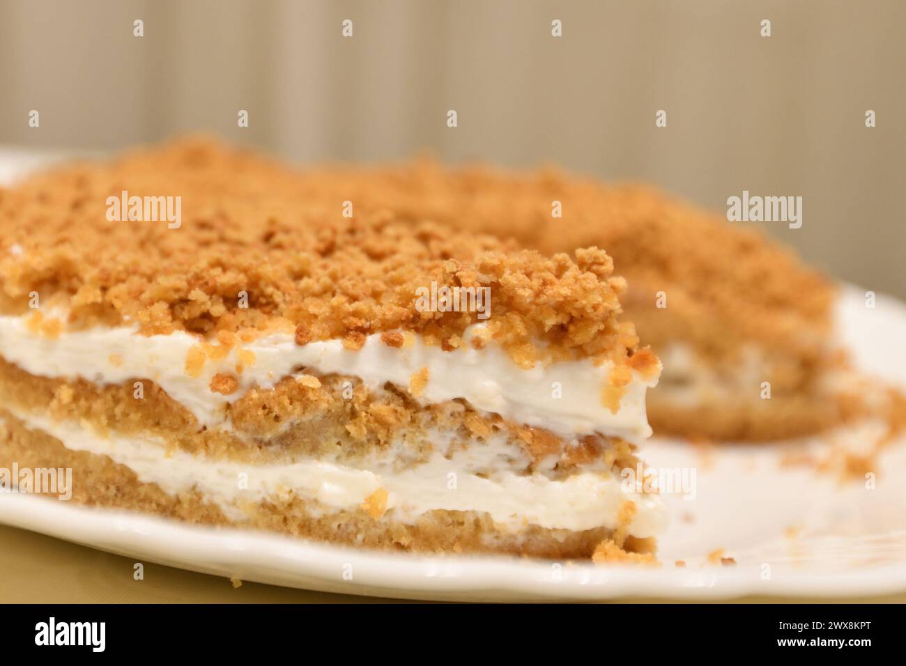 Kuchen mit Mürzkruste und Vanillepudding Stockfoto