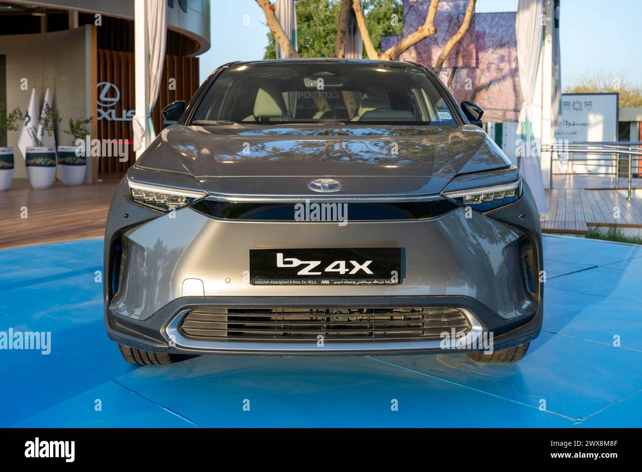 Batteriebetriebener kompakter Crossover-SUV Toyota bZ4X in Doha Expo 2023 Bidda Park Katar Stockfoto
