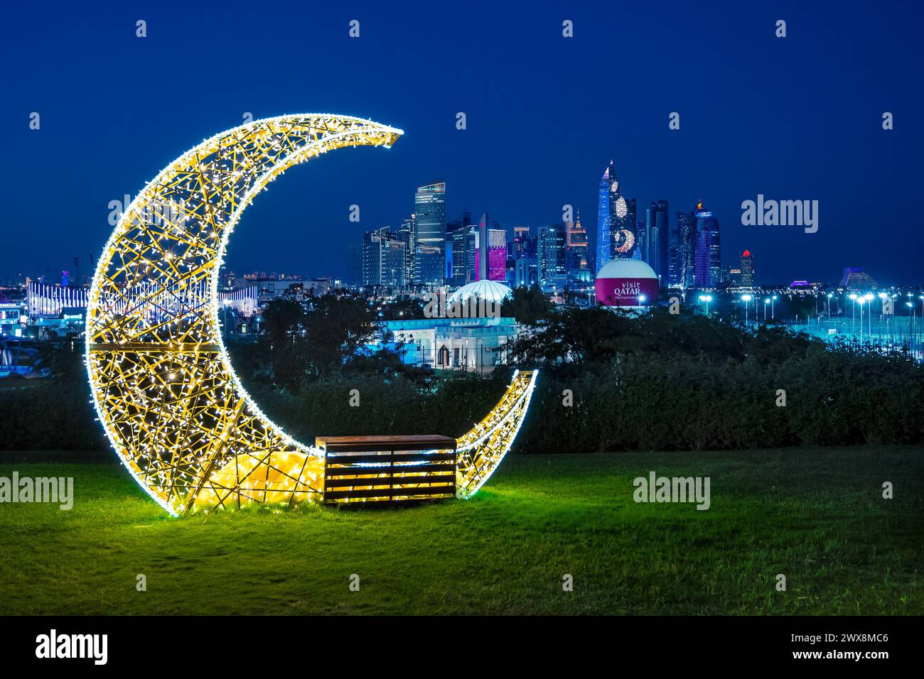 Mondsichel mit Lichtern während des Ramadan auf der Doha Expo 2023 Bidda Park Doha, Katar. Stockfoto