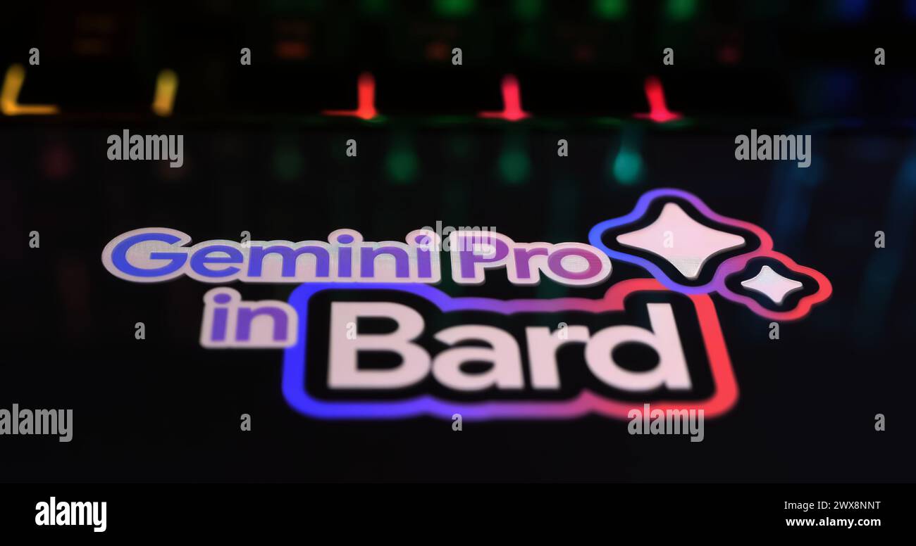 Viersen, Deutschland - 9. März. 2024: Großaufnahme des Smartphones auf Computertastatur mit Logobeschriftung von Gemini pro in Bard Stockfoto