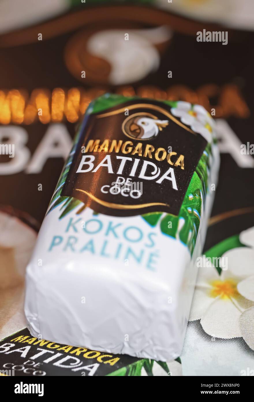 Viersen, Deutschland - 9. März. 2024: Nahaufnahme der Mangaroca Batida de Coco Schokoladen-Kokos-Pralinen Stockfoto