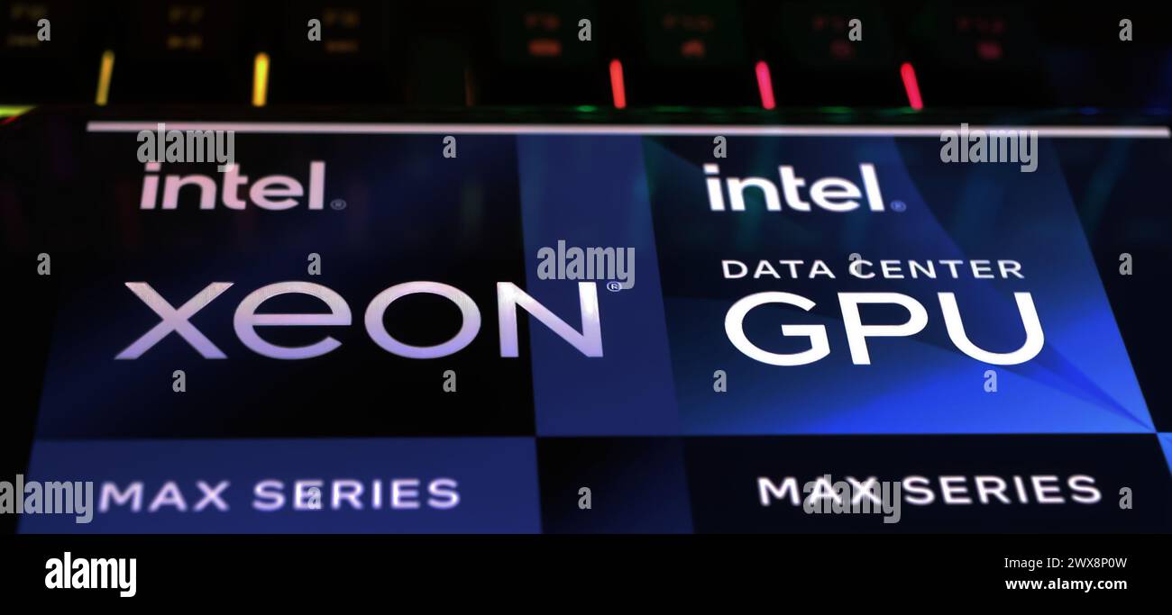 Viersen, Deutschland - 9. März. 2024: Großaufnahme des Smartphones auf der Computertastatur mit Logo-Schriftzug der Intel Rechenzentrums-GPU Stockfoto
