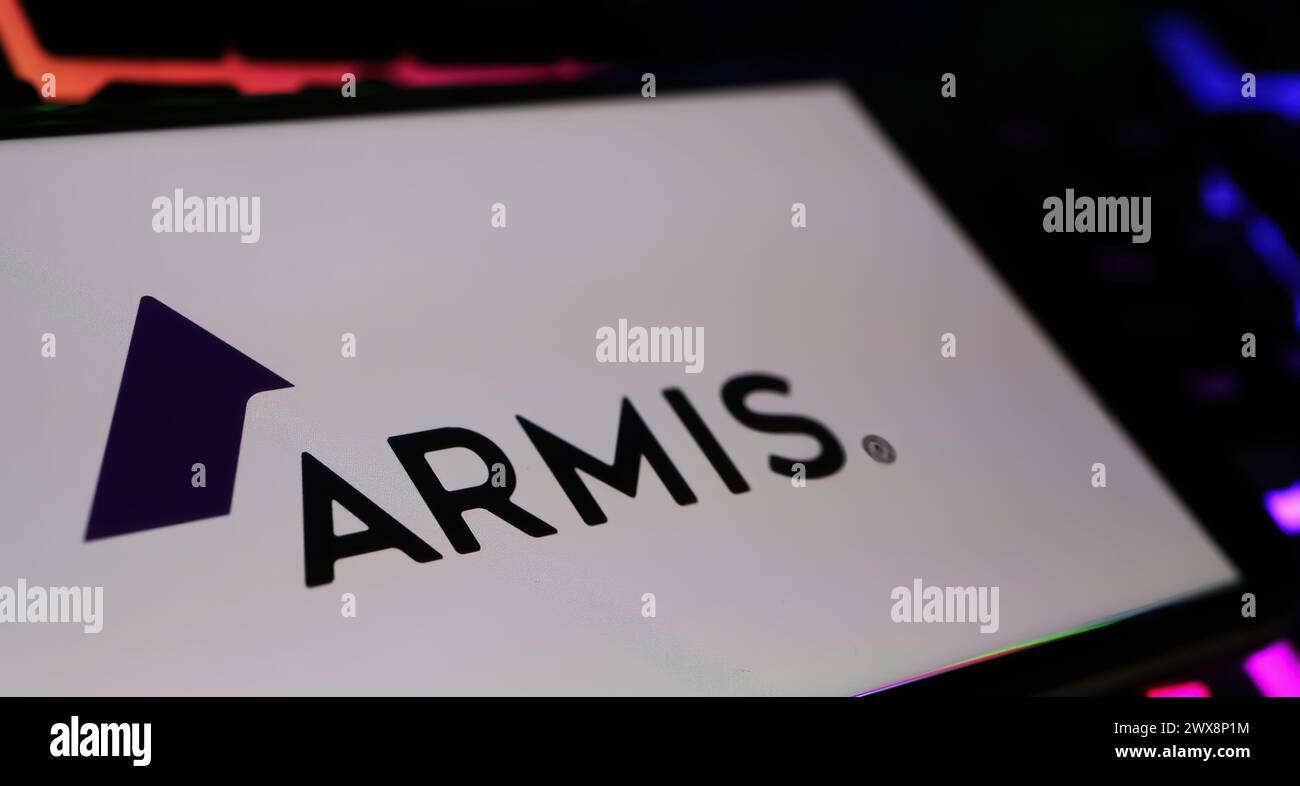 Viersen, Deutschland - 9. März. 2024: Nahaufnahme des Smartphones auf Computertastatur mit Logo-Schriftzug des Softwareunternehmens Armis Stockfoto