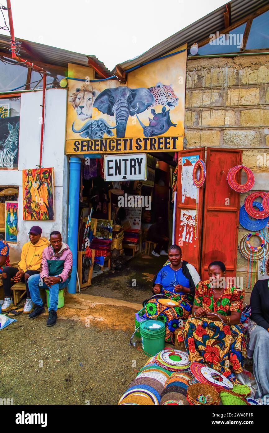 Arusha, Tansania, Afrika.02 februar 2022. Handgefertigter Perlenschmuck für Damen, traditionell in Afrika mit nationalen tansanischen Themen Masai-Markt in Arusha Stockfoto