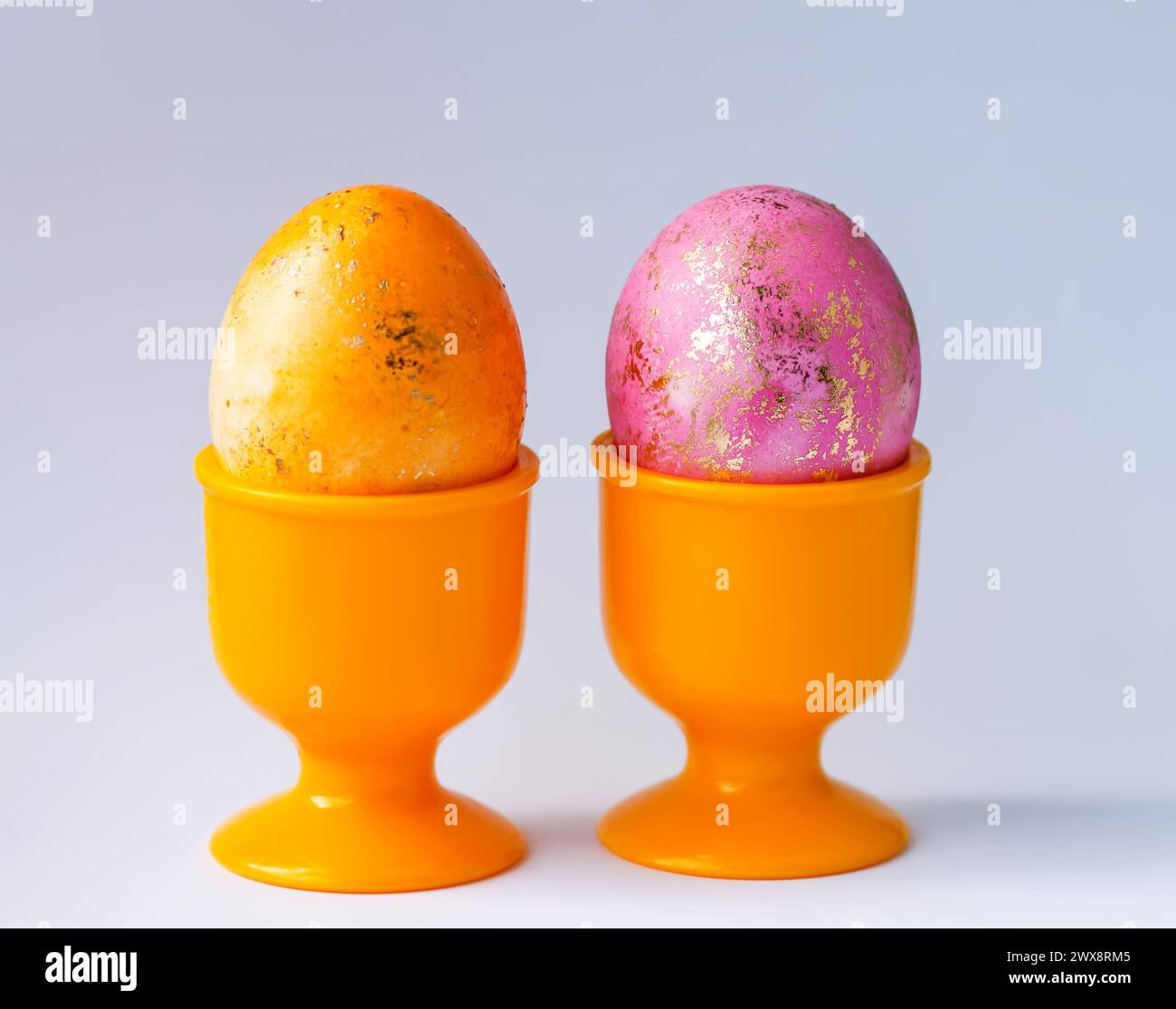 Farbige Eier. Traditionelle Ostergerichte und Dekoration. Stockfoto