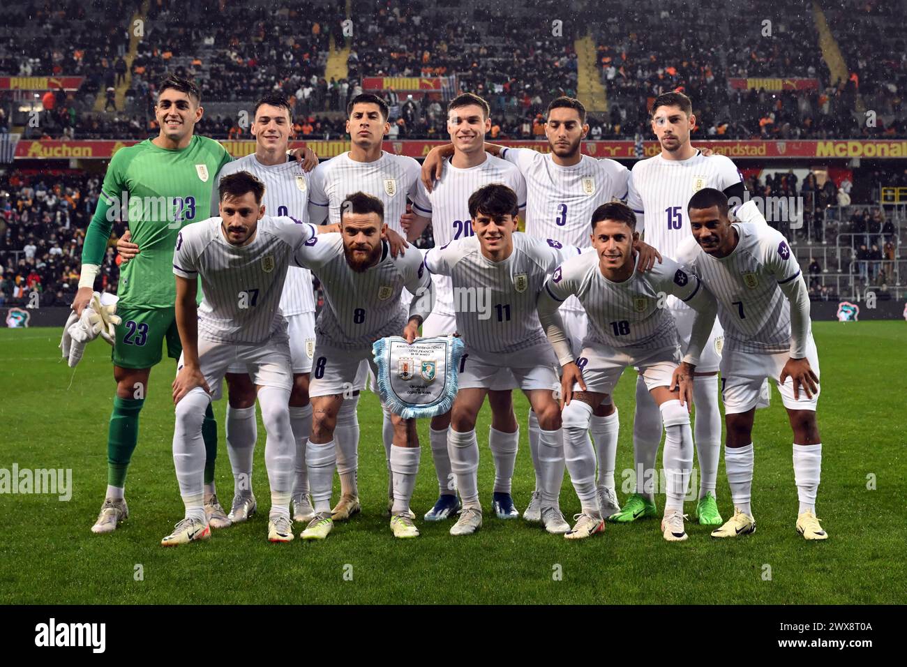 LINSE - (hinten l-r) Uruguay Torhüter Santiago Mele, Federico Vinas aus Uruguay, Mathias Olivera aus Uruguay, Manuel Ugarte aus Uruguay, Sebastian Caceres aus Uruguay, Federico Valverde aus Uruguay (vorn l-r) Matias Vina aus Uruguay, Nahitan Nandez aus Uruguay, Facundo Pellistri aus Uruguay, Brian Rodriguez aus Uruguay, Nicolas de la Cruz von Uruguay während des Freundschaftsspiels zwischen der Elfenbeinküste und Uruguay am 26. März 2024 in Lens, Frankreich. ANP | Hollandse Hoogte | GERRIT VAN COLOGNE Stockfoto