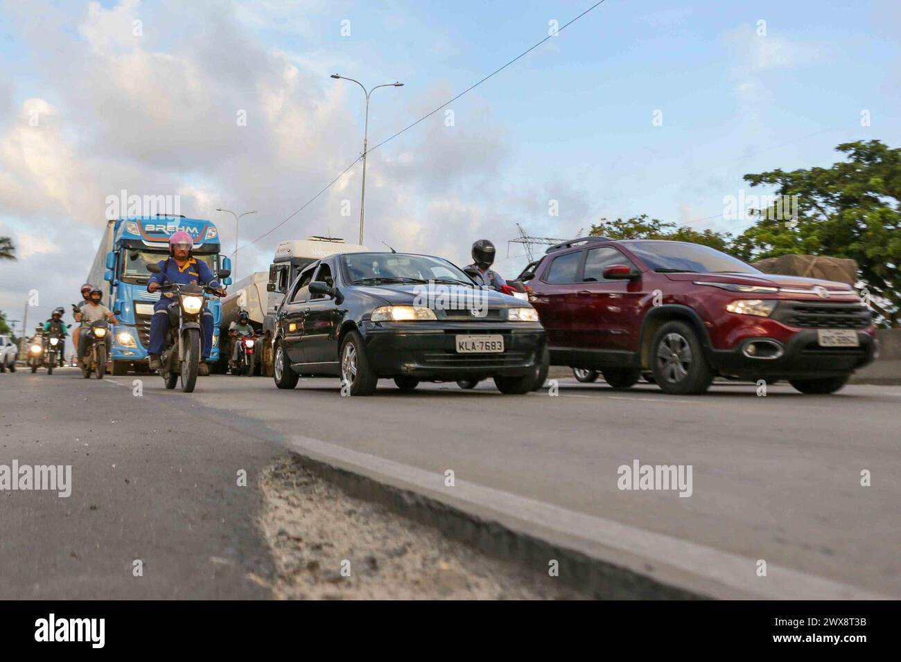 Recife, Brasilien. März 2024. PE - RECIFE - 03/28/2024 - VERKEHRSBEWEGUNG - an diesem Donnerstag (28), starker Verkehr zu Beginn der BR-232, in der Nähe des Curado-Viertels, Westzone von Recife (PE), der Hauptzugangsstraße ins Innere von Pernambuco. Foto: Rafael Vieira/AGIF (Foto: Rafael Vieira/AGIF/SIPA USA) Credit: SIPA USA/Alamy Live News Stockfoto