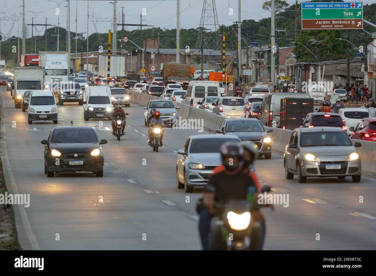 Recife, Brasilien. März 2024. PE - RECIFE - 03/28/2024 - VERKEHRSBEWEGUNG - an diesem Donnerstag (28), starker Verkehr zu Beginn der BR-232, in der Nähe des Curado-Viertels, Westzone von Recife (PE), der Hauptzugangsstraße ins Innere von Pernambuco. Foto: Rafael Vieira/AGIF (Foto: Rafael Vieira/AGIF/SIPA USA) Credit: SIPA USA/Alamy Live News Stockfoto